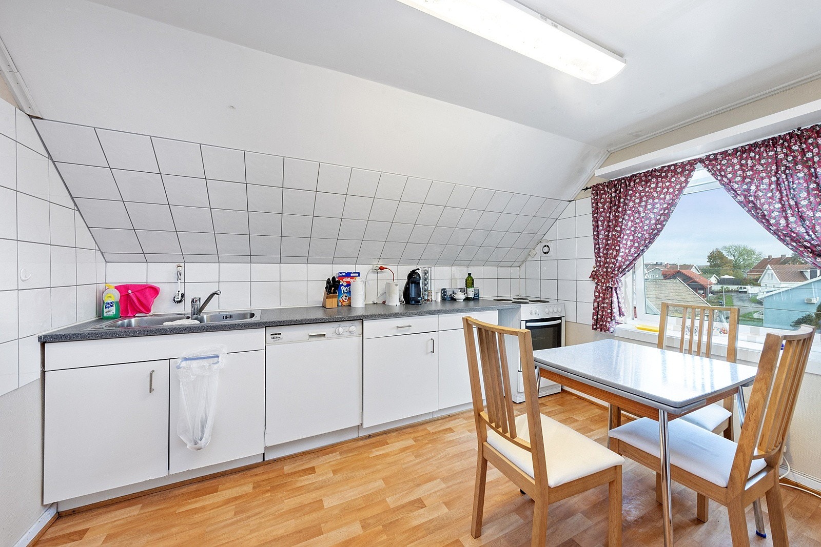 Etasjen har et enkelt kjøkken med opplegg for oppvaskmaskin. Galleribilde