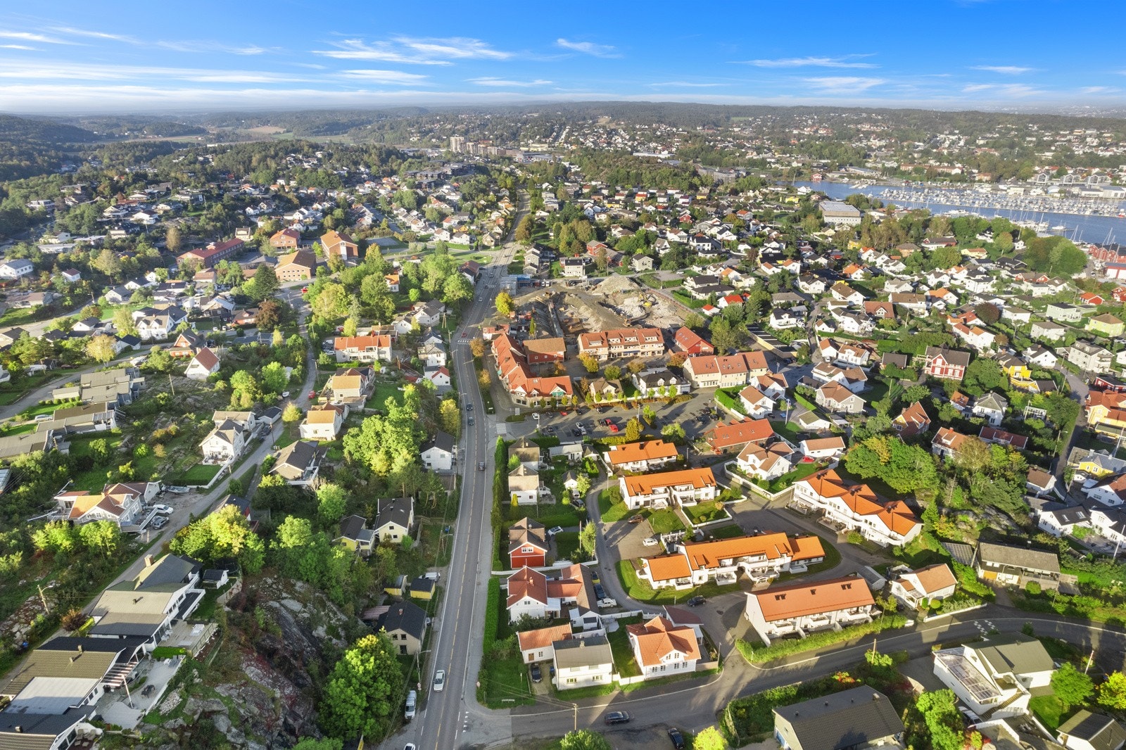 Fra boligen er det kort vei til båthavn og fine bademuligheter, samtidig som det er sykkelavstand til sentrum. Galleribilde