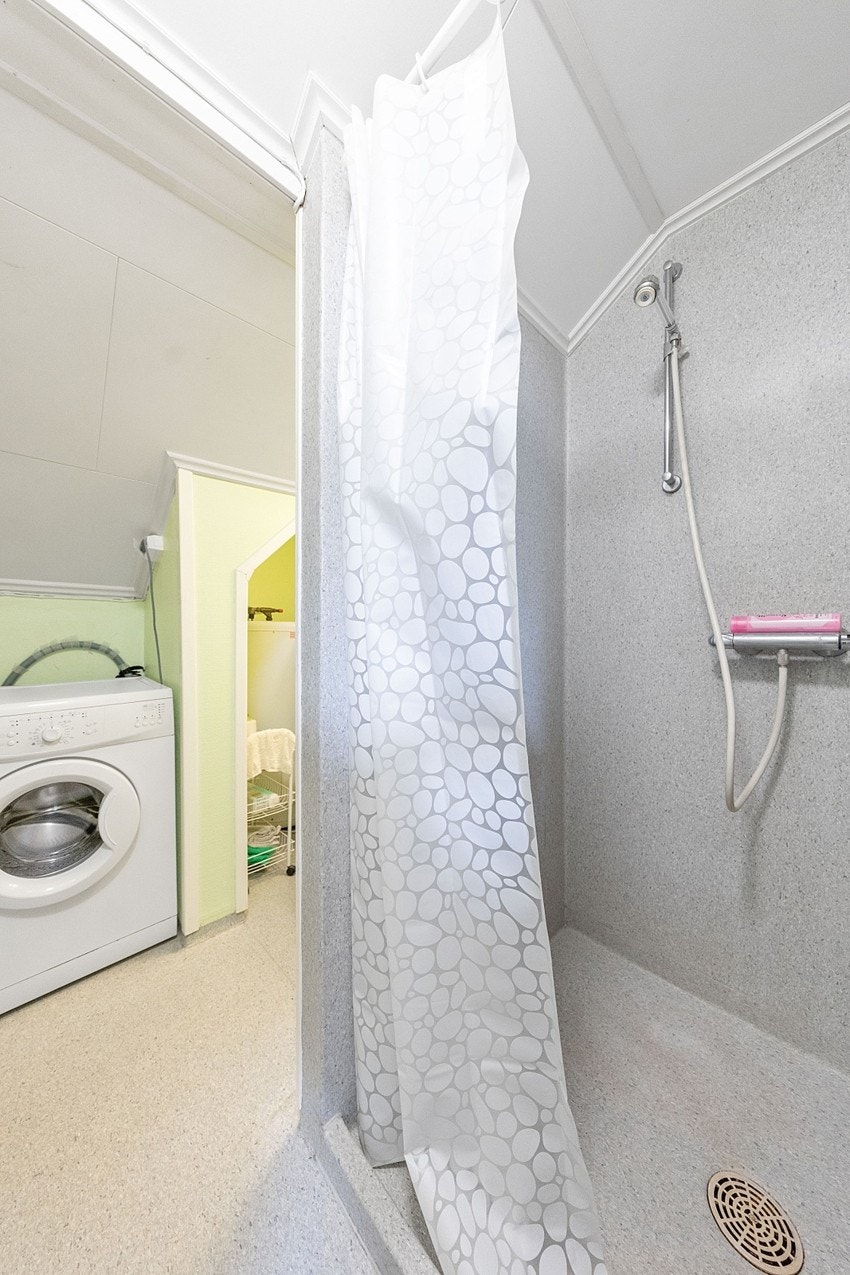 På badet er det en dusjnisje med belegg på både gulv og vegger. Galleribilde