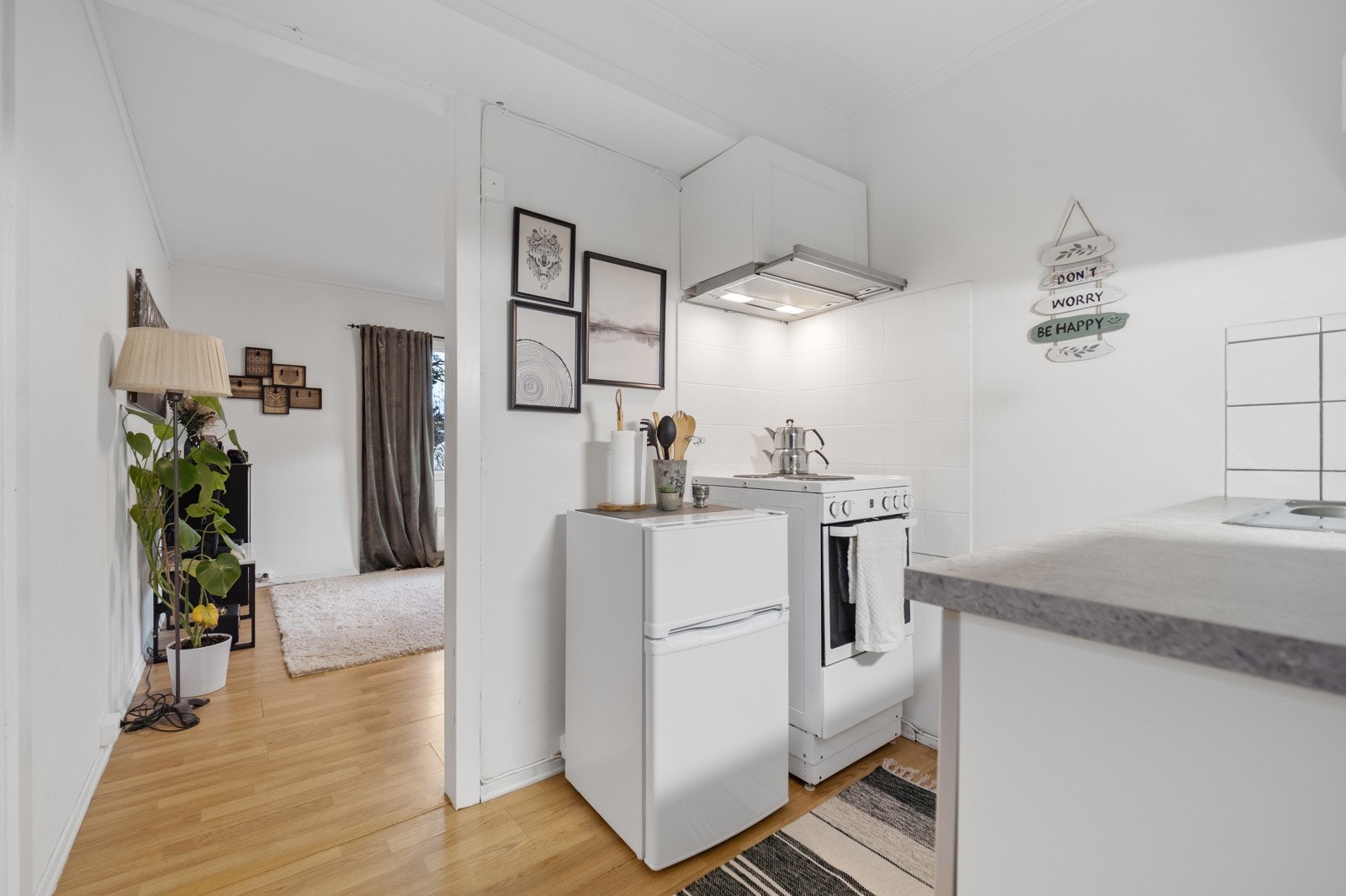 Kjøkkenet i annekset har en enkel innredning med avsatt plass til komfyr. Galleribilde