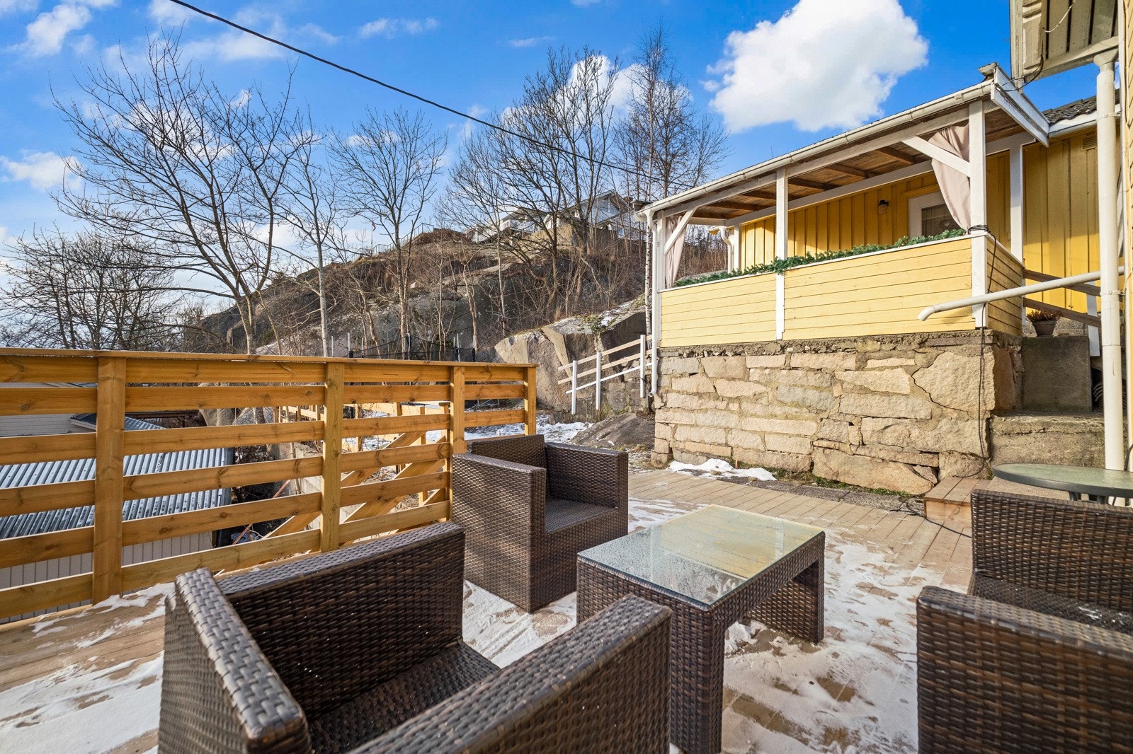 Her bor man nært sjøen, skoler, butikker og flotte turmuligheter. Galleribilde