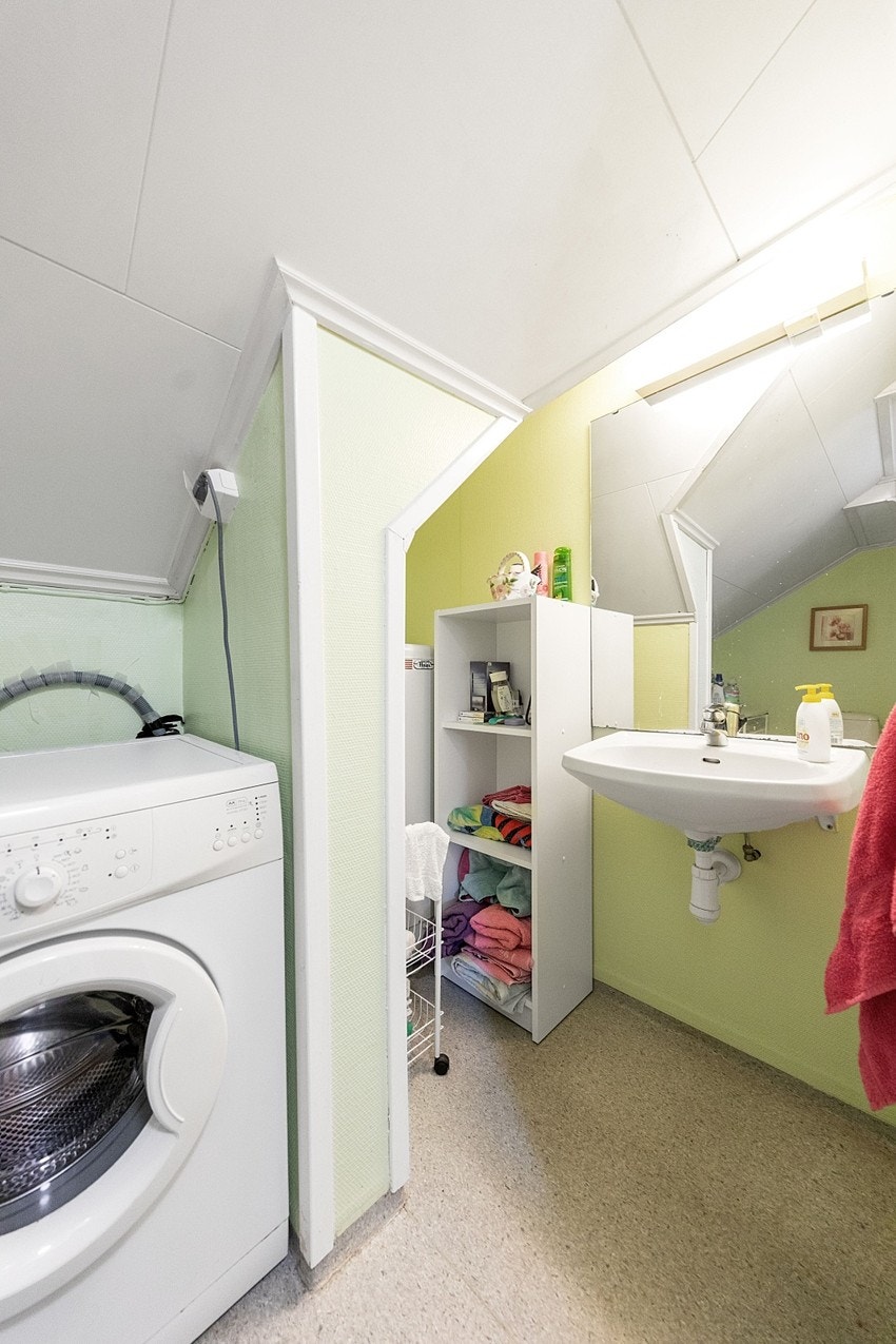 I en liten nisje er det plass til oppbevaringsløsninger. Galleribilde