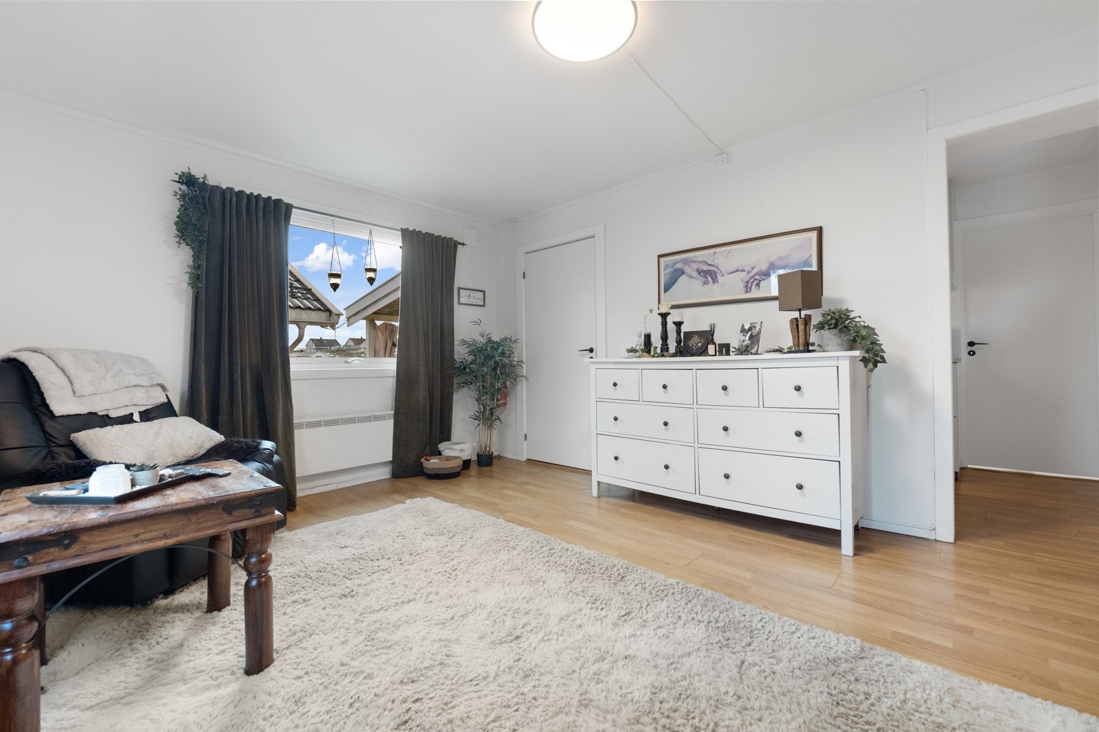 Stuen i annekset innredes enkelt med flere sittegrupper. Galleribilde