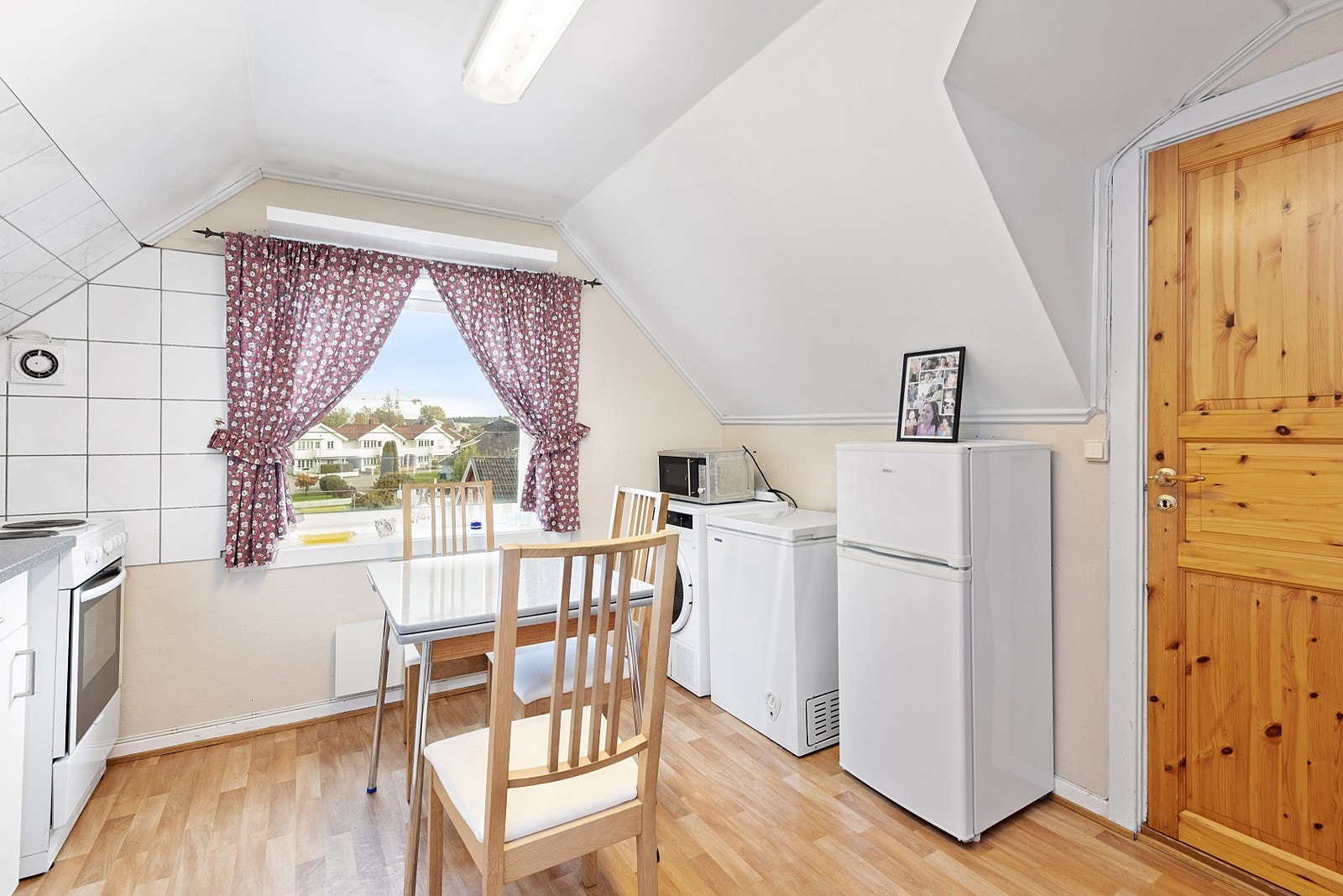 Under kjøkkenvinduet er det rom for en hyggelig, liten spiseplass. Galleribilde