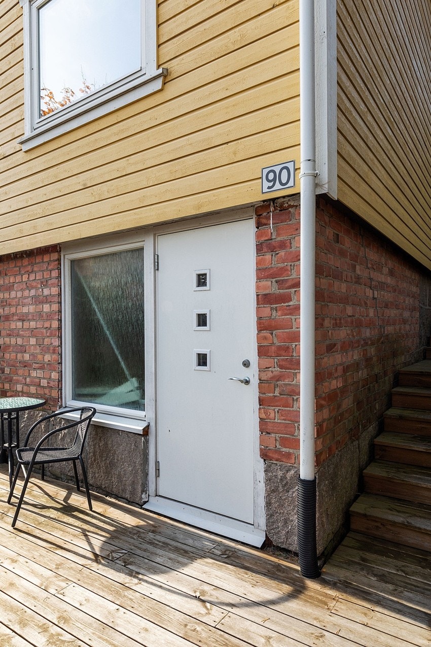 Ved kjelleren er det en liten uteplass, og vel inne får man god lagringsplass i en stor bod. Galleribilde