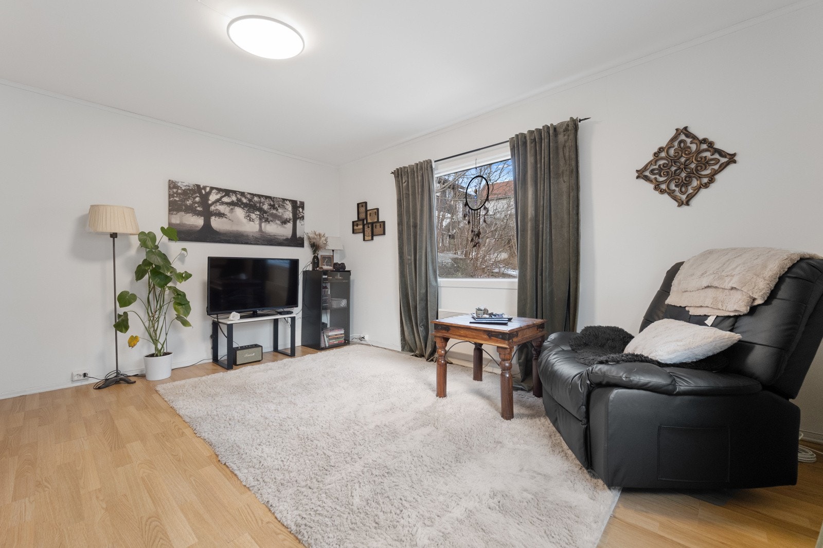 STuen har godt med lys og er malt i lyse moderne farger. Galleribilde