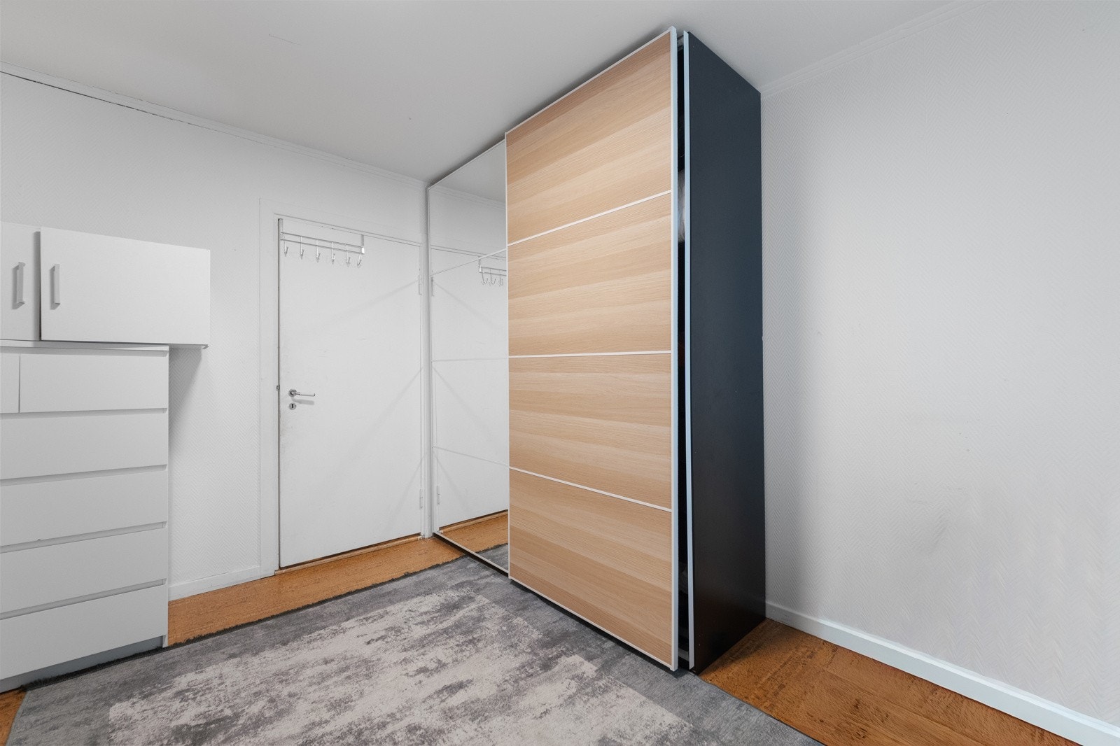 Det ene soverommet i hoveddelen har en stor skyvedørsgarderobe med dels speilfronter. Galleribilde