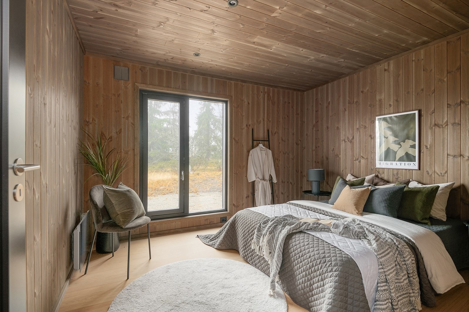 Soverom 2 har rikelig med naturlig lys inn gjennom store vinduer og plass til å møblere med dobbeltseng. Galleribilde