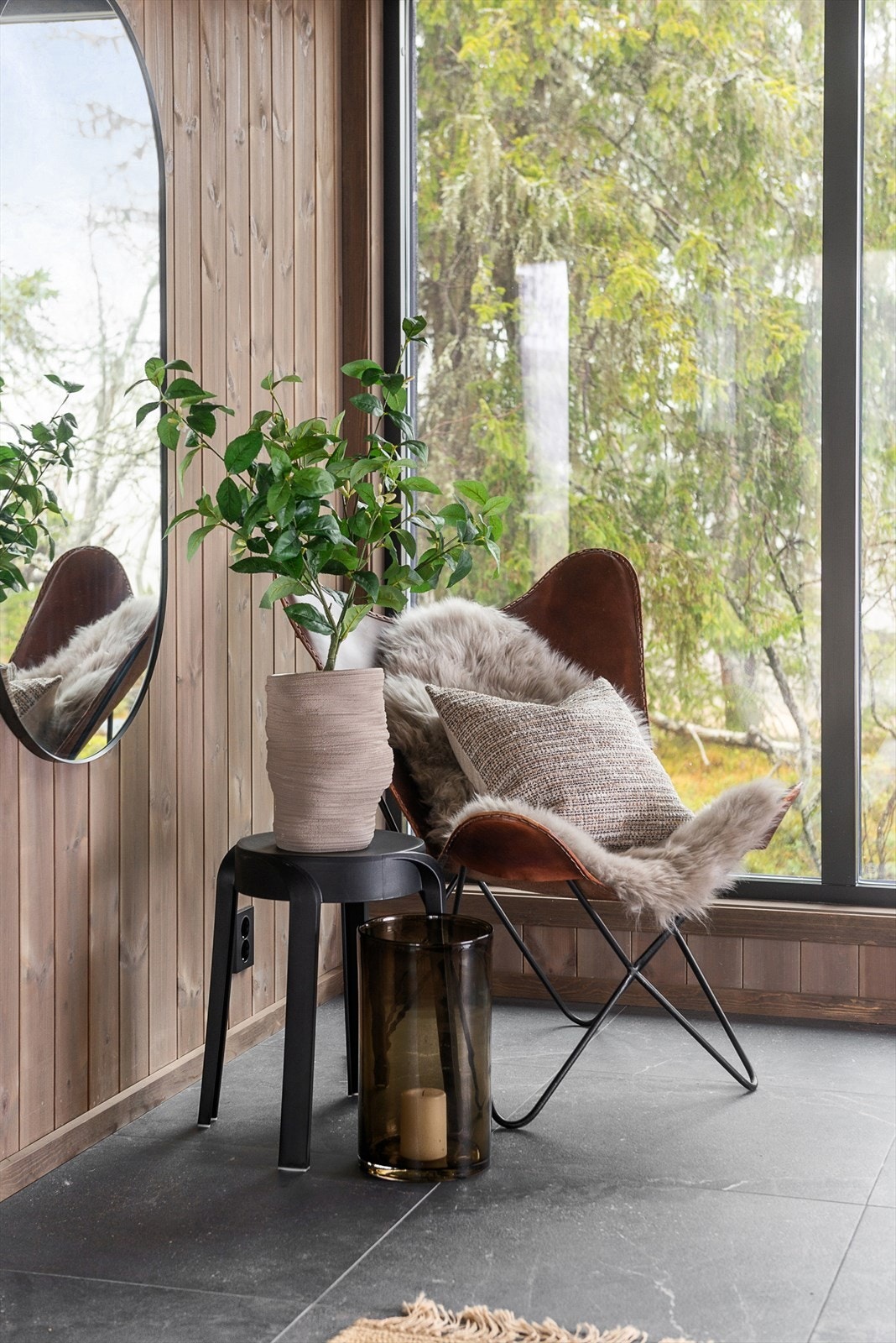 Stort vindu i gangen har utrolig flott lyseffekt inn i rommet. Her er du tett å naturen. Galleribilde