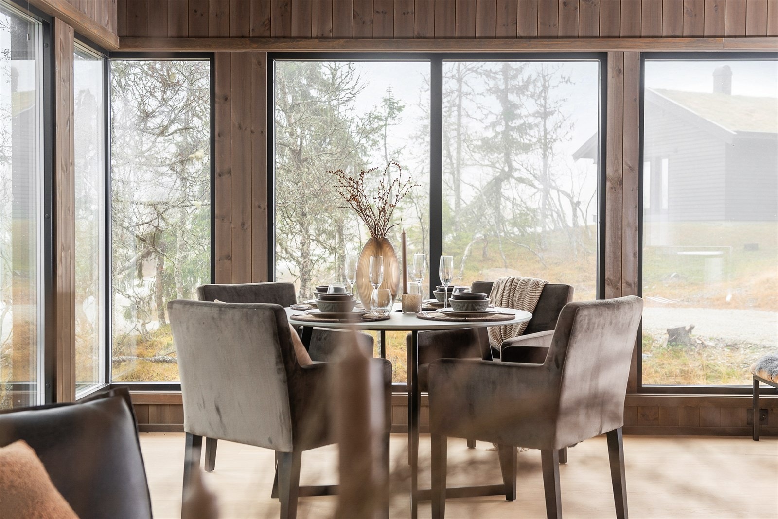 Velkommen til bords! Hyggelig å samles til felles måltider når en er på hytta og har god tid. Galleribilde