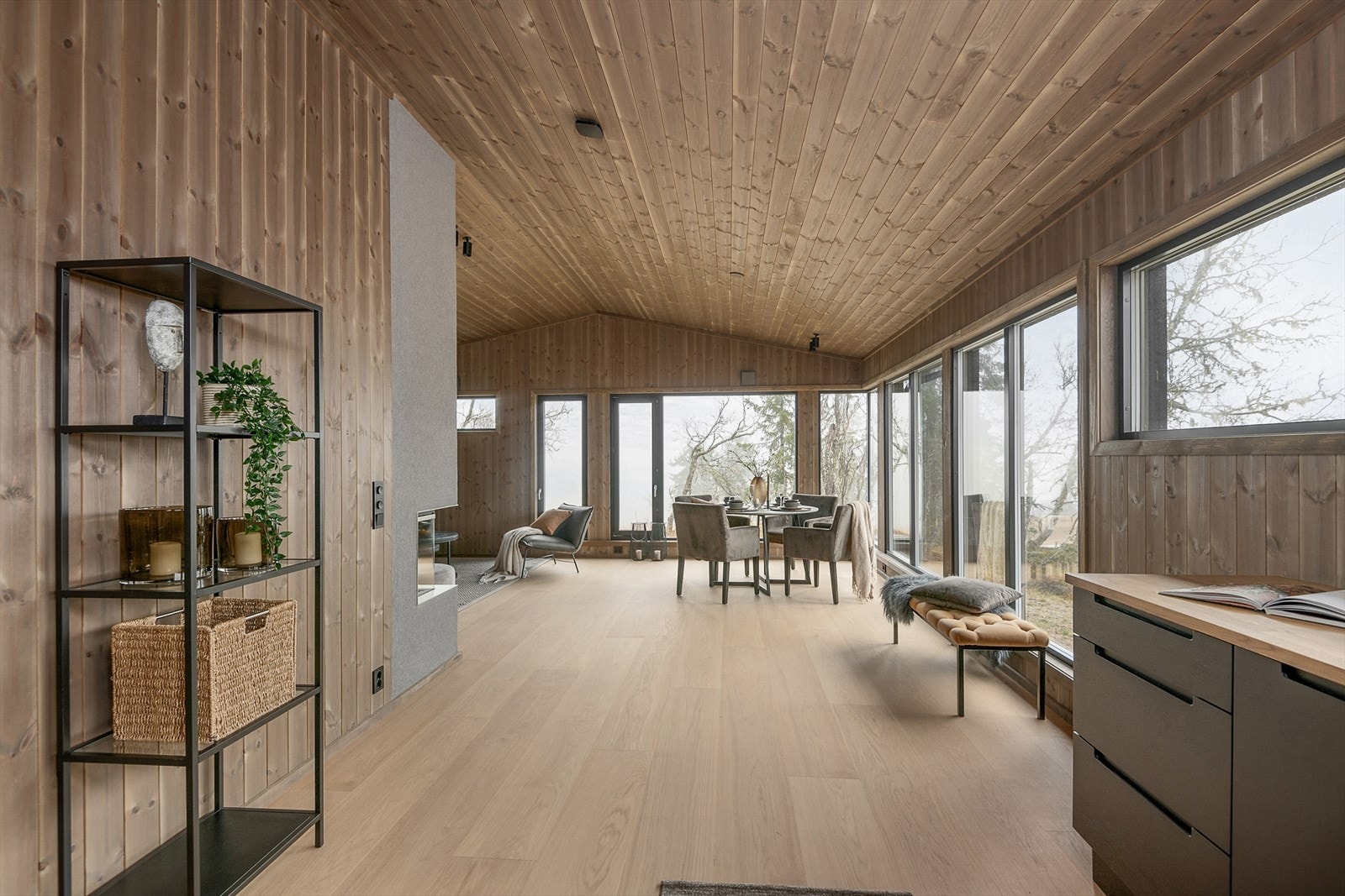 Kjøkkenet ligger forholdsvis åpent mot stua, noe som gir et sosialt og hyggelig allrom, der det er fin kontakt mellom kjøkkenet og spiseplassen. Galleribilde