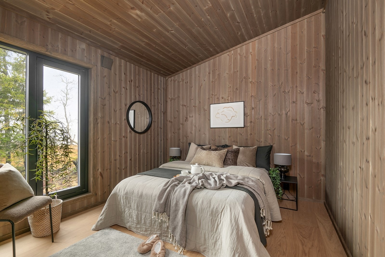 Soverom 1 har plass til dobbeltseng. God takhøyde. Rikelig med lys inn gjennom store vinduer. Galleribilde