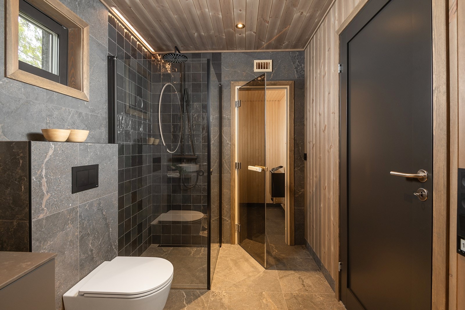 Utrolig lekker bad med stilrent design, dusj med glassvegg, og tilhørende badstue. Galleribilde