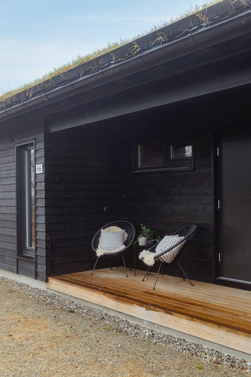 Overbygget inngangsparti med plass til enkel møblering. Lunt og skjermet. Galleribilde