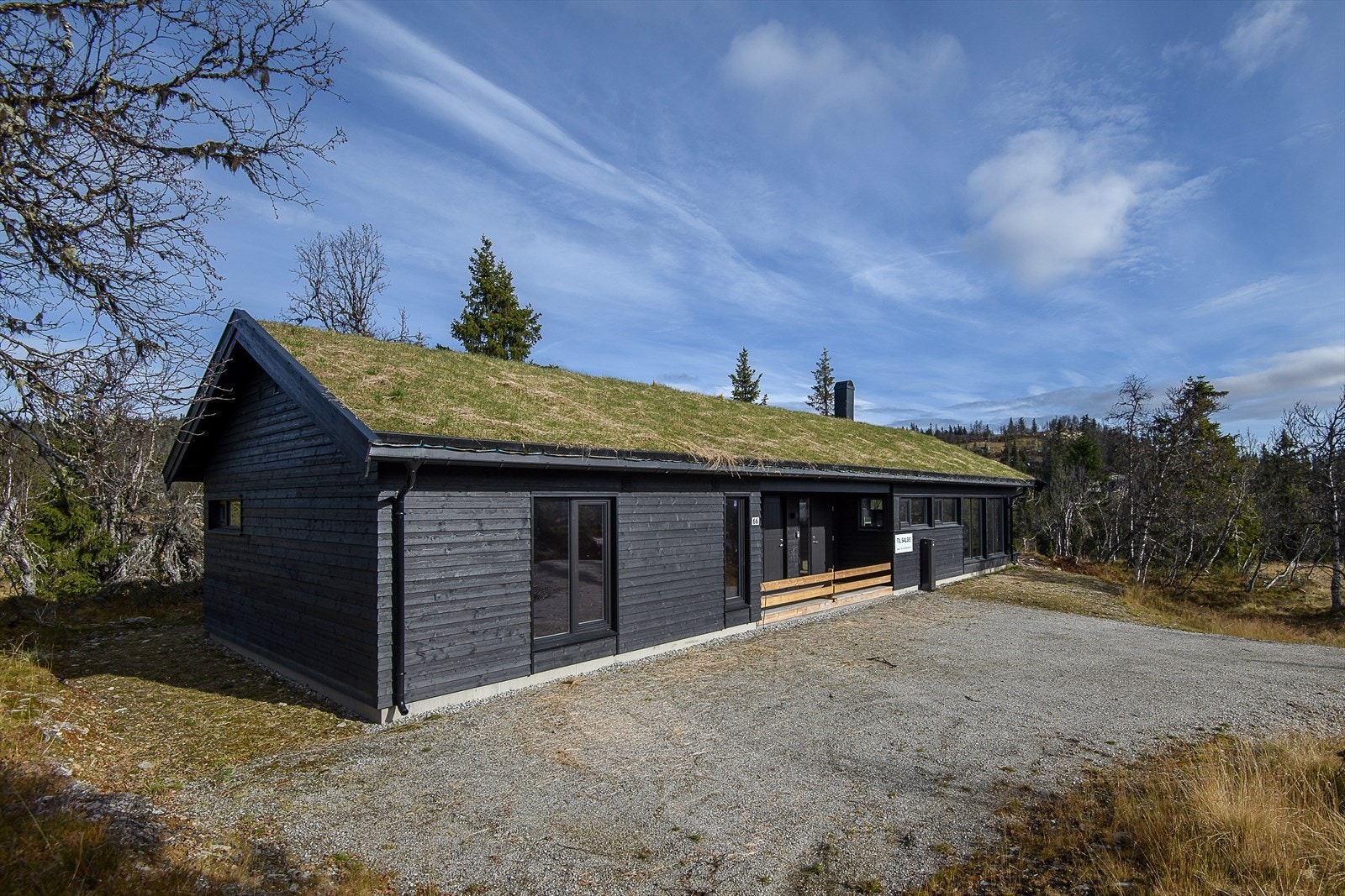 Gruset gårdsplass med gode parkeringsmuligheter foran hytta. Galleribilde