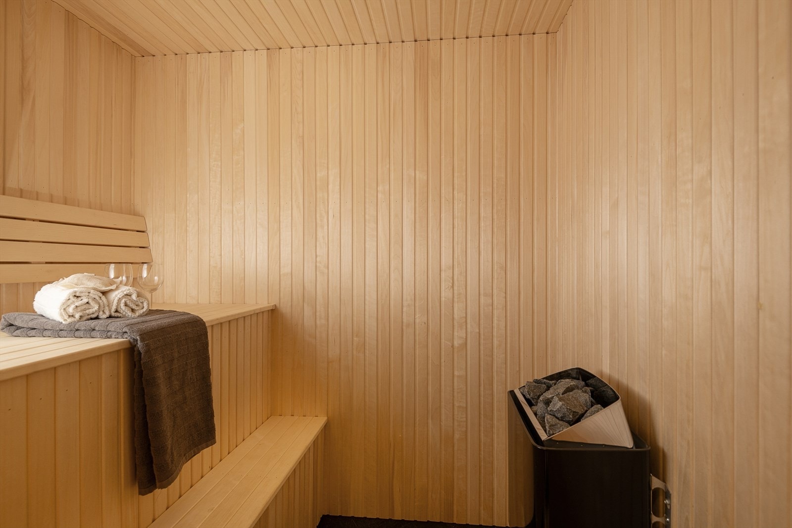 Flott badstue med elektrisk badstueovn med dirkete adkomst fra hovedbadet. Galleribilde