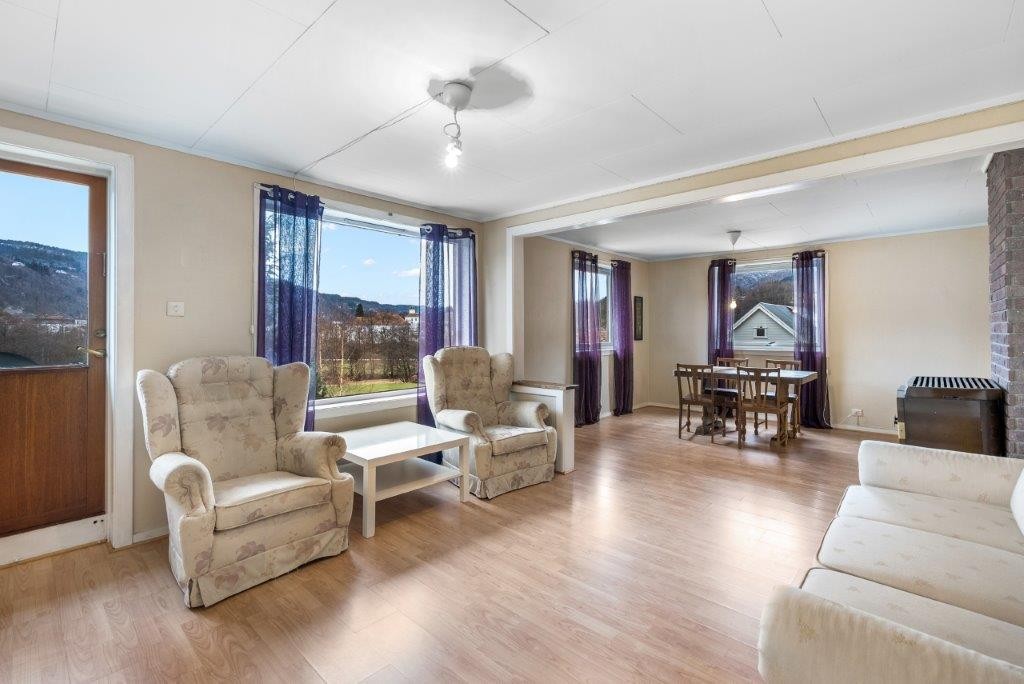 Leilighet i andre etasje med kjøkken, stue, bad/ wc og 2 soverom. Galleribilde