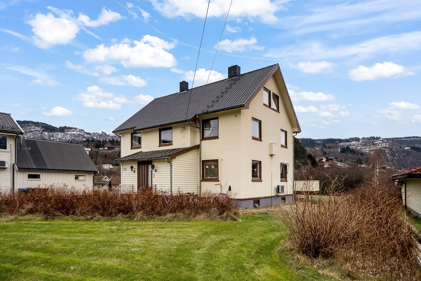 Halvpart av tomannsbolig for salg. Ligger i andre og loftsetasje Galleribilde