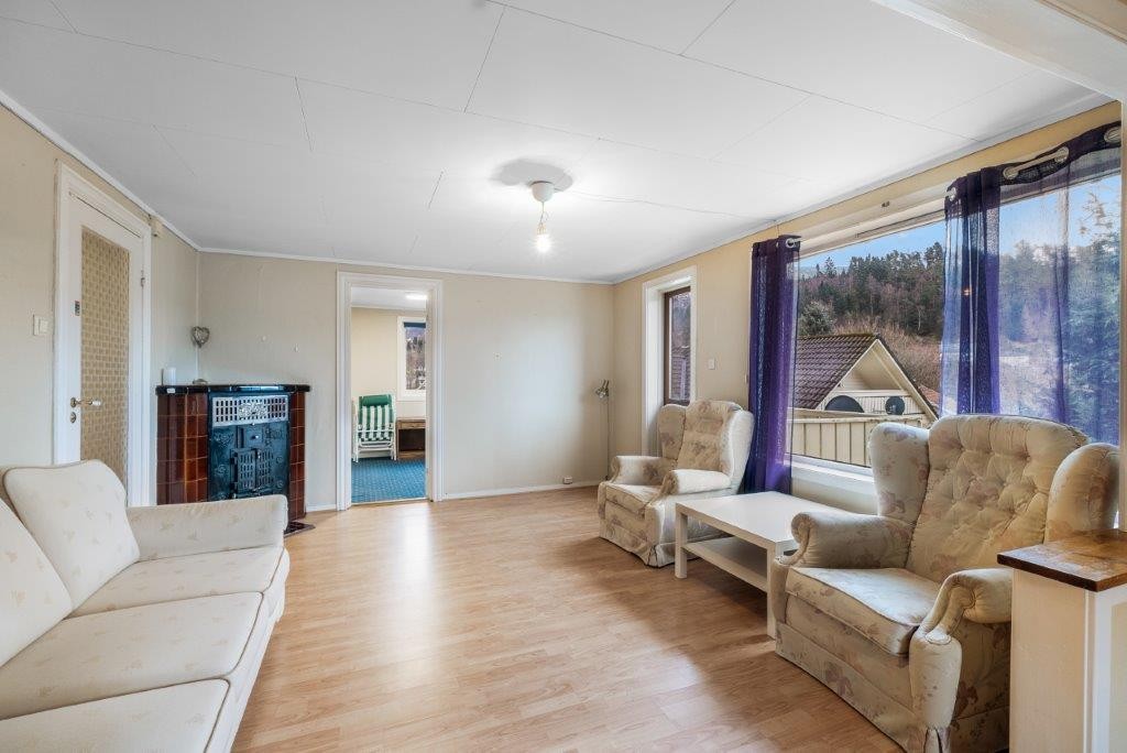 Stor stue med utgang til balkong. Galleribilde