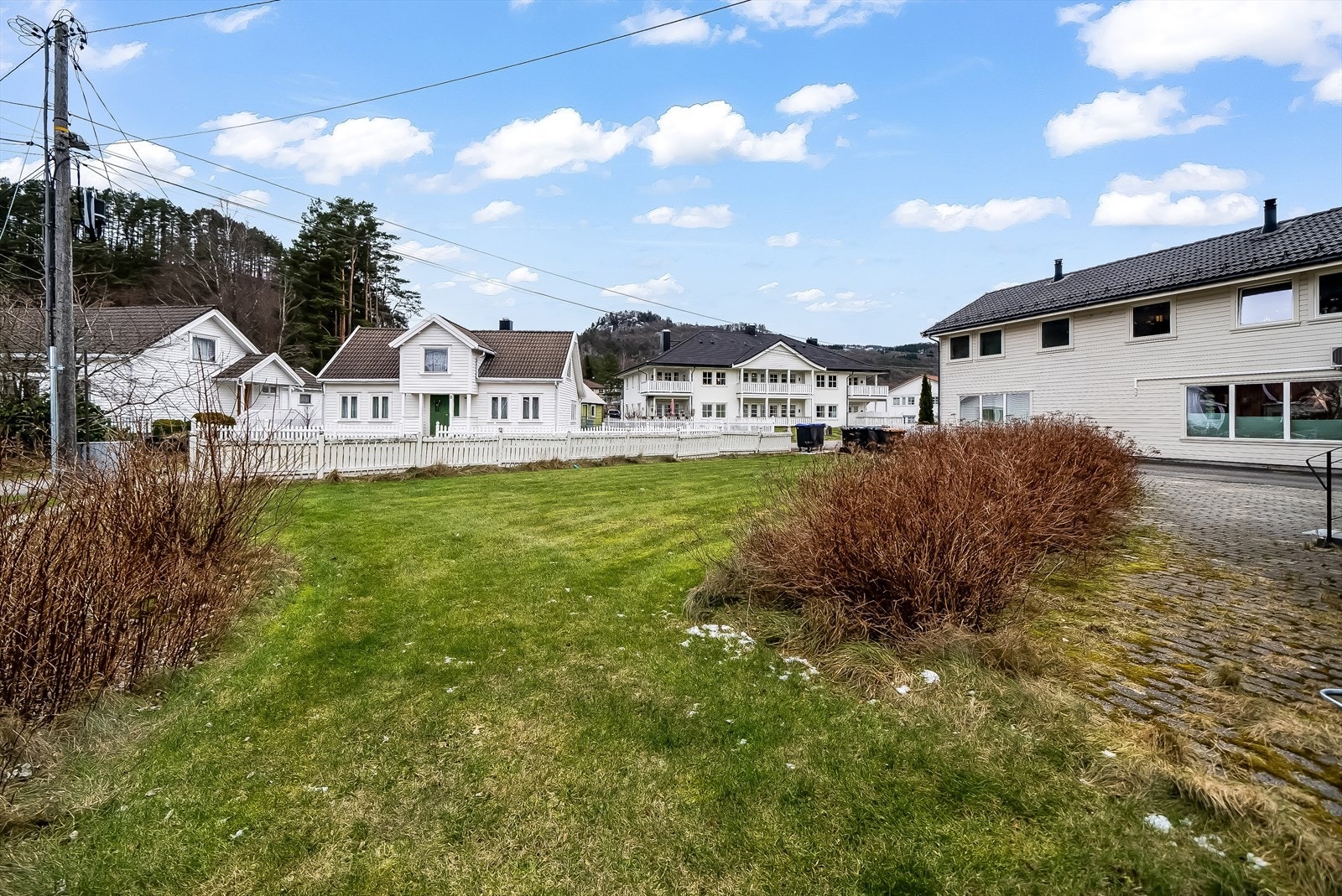 Stor hage som medfølger boenheten. Galleribilde