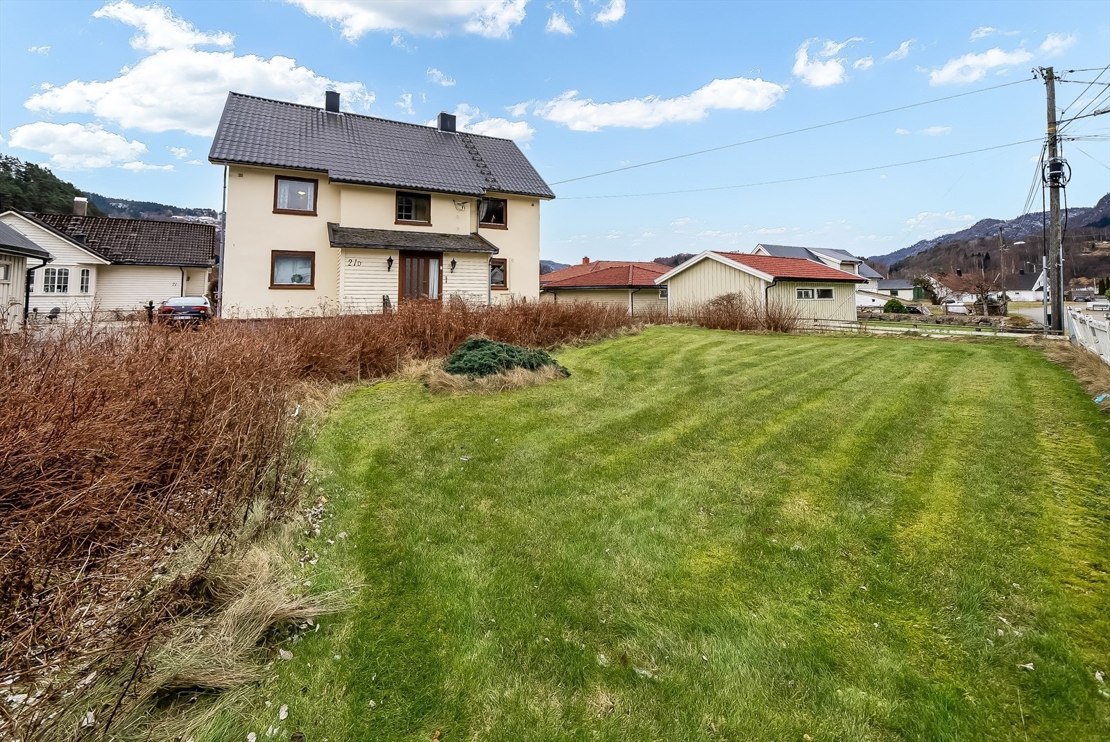 Boligen er oppført i mur og er fra 1950 Galleribilde