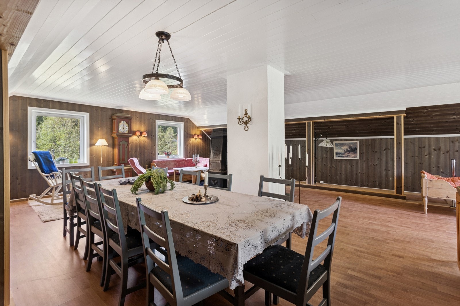 Her har du god plass itl å invitere inn gjester og familie til hyggelige sammenkomster Galleribilde