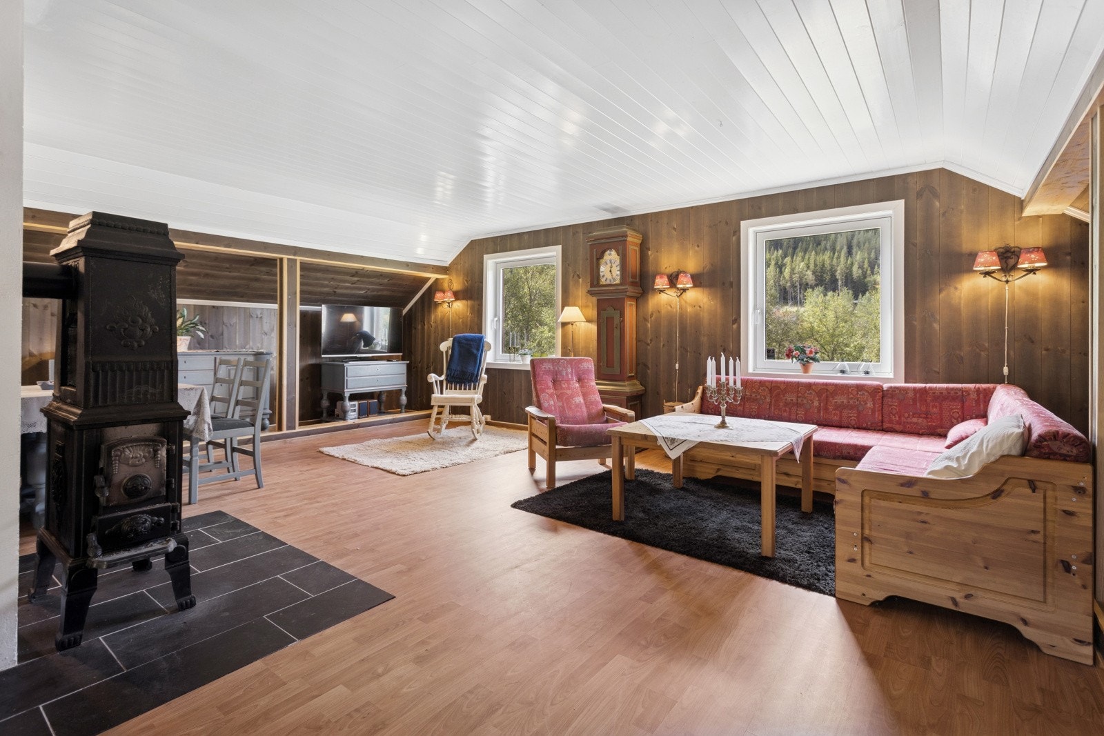 I dag er innerste del av stuen innredet med sofagruppe og godstoler. Galleribilde