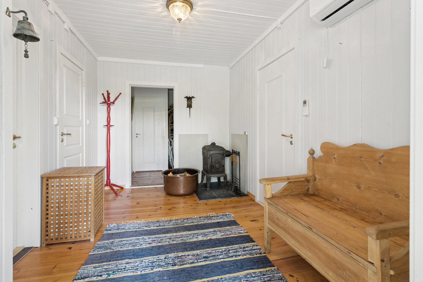 Her er det adkomst til soverom, 2. etasje med kjøkken/stue, kjeller og et dusjrom. Galleribilde