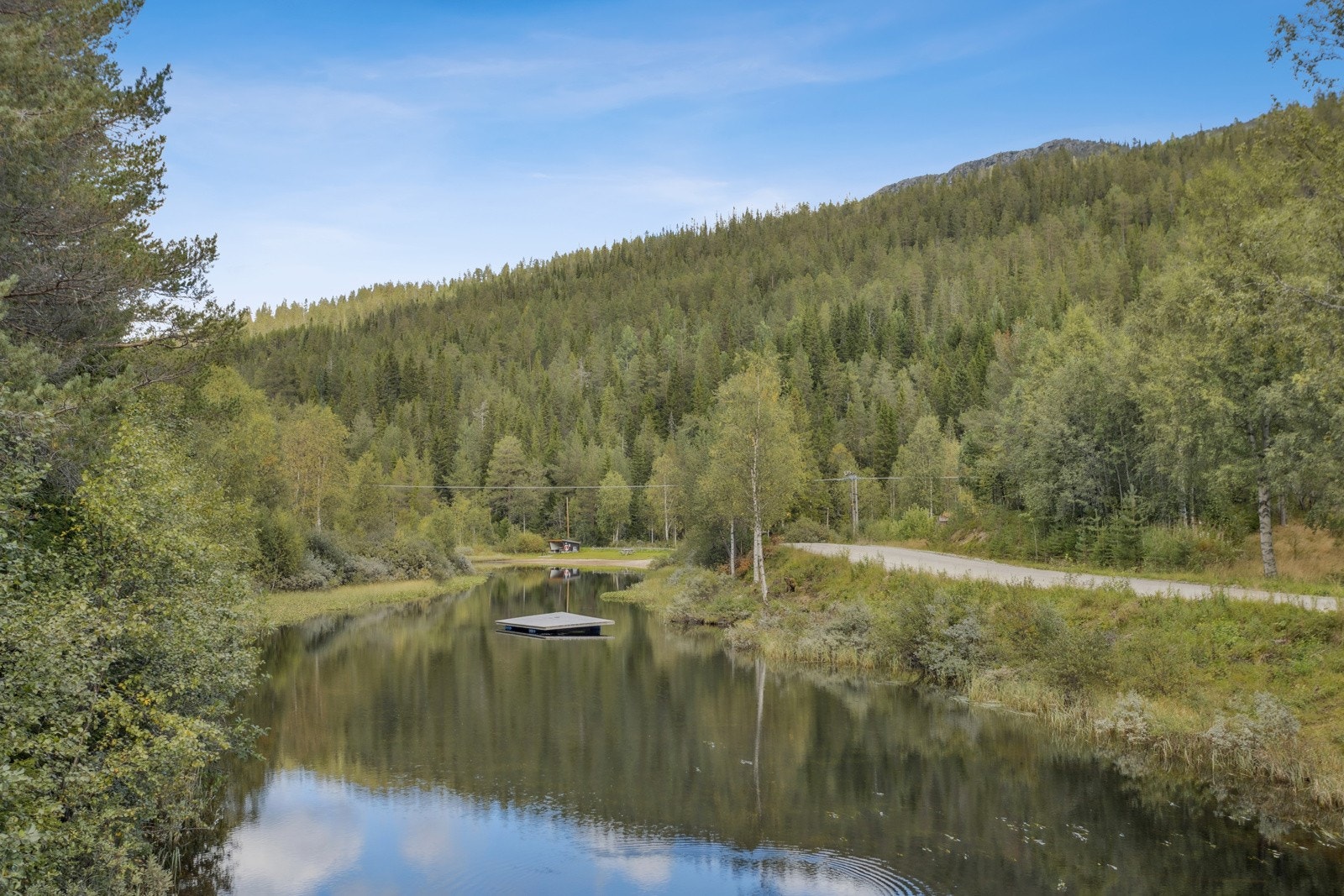 Beliggenheten er sentral samtidig som du har en god fiskeelv og badeplass like ved Galleribilde