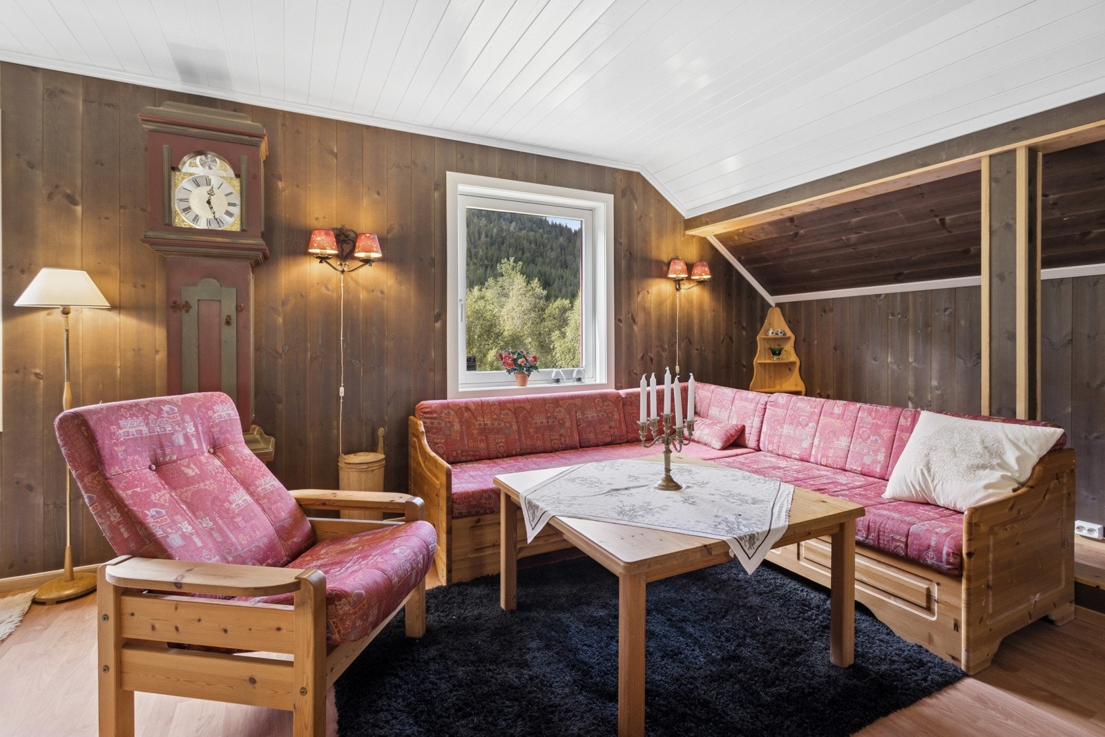 Merk det fine særpreget med utnyttet areal helt ut som gir et romslig og luftig dagligrom med mye innlys Galleribilde