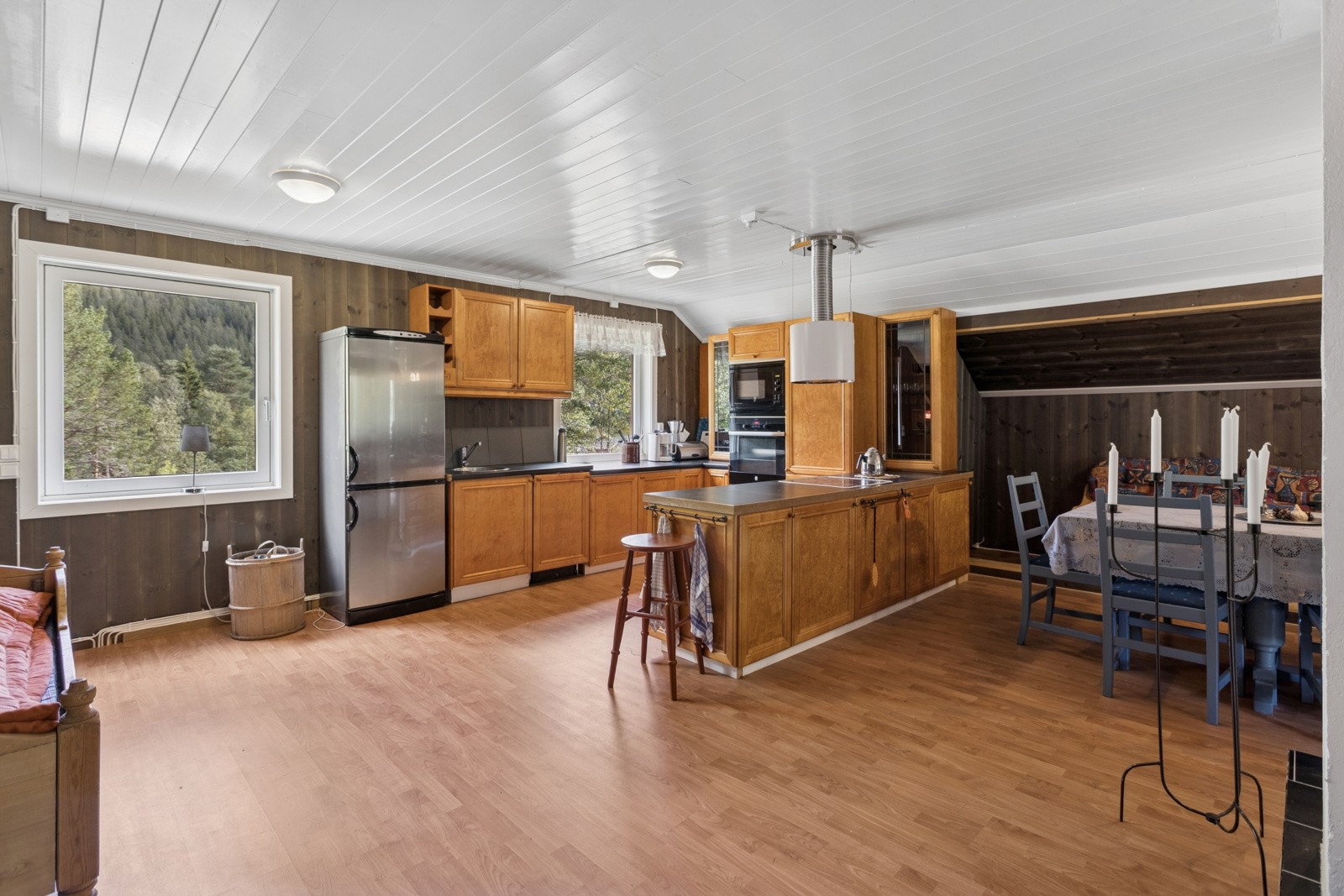 Kjøkkenet er godt plassert for å utnytte areal best mulig og har kjøkkenøy mot spisestuedel. Galleribilde