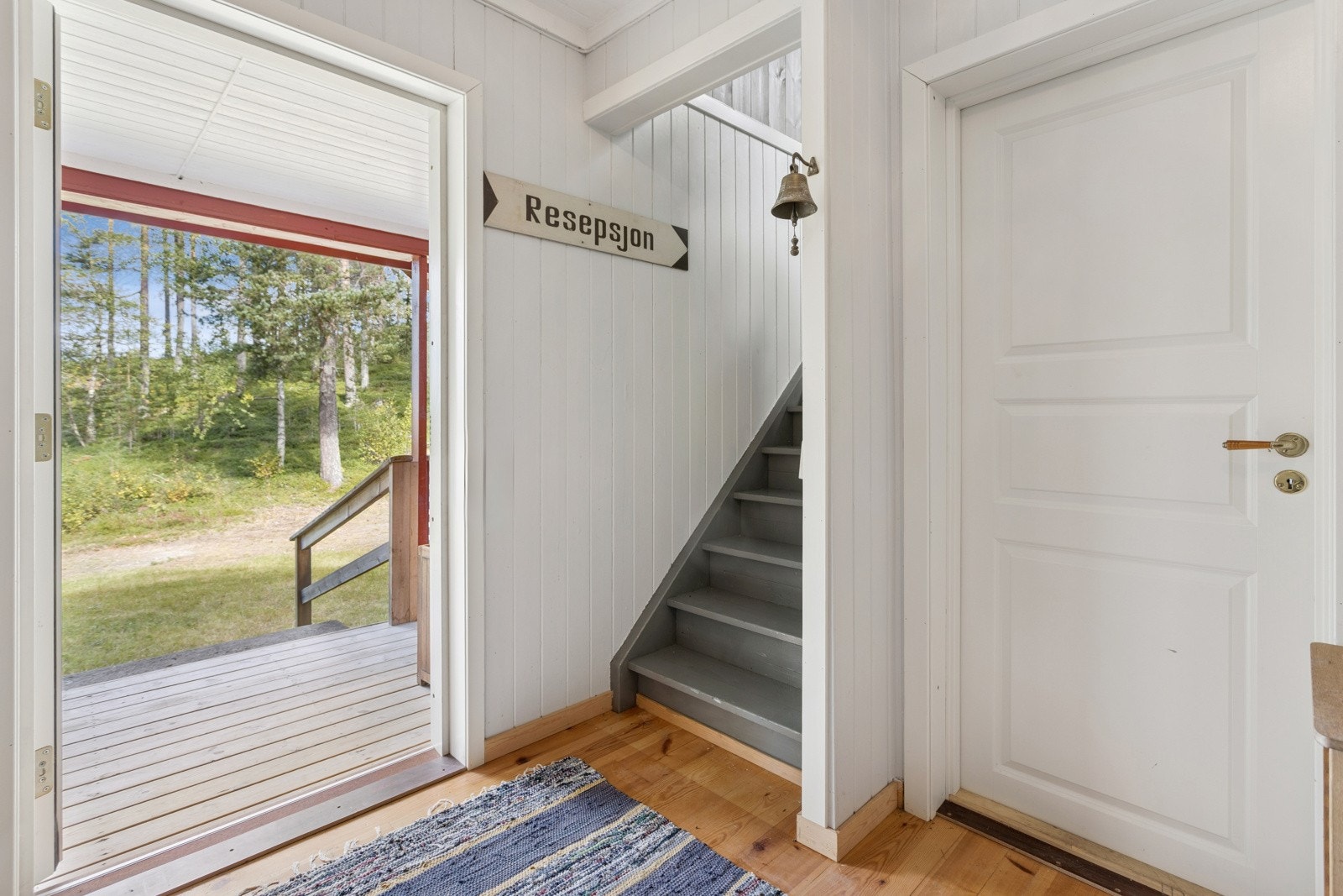 Boligen har en romslig og lys entre/gang med god plass for omkledning. Galleribilde