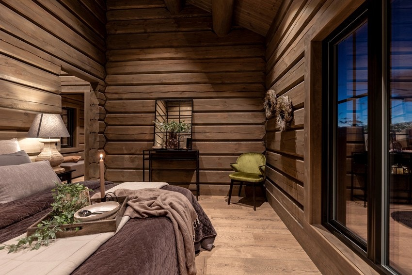 Hovedsoverommet er romslig og har skrå himling med synlige takåser som skaper en hyggelig atmosfære Galleribilde