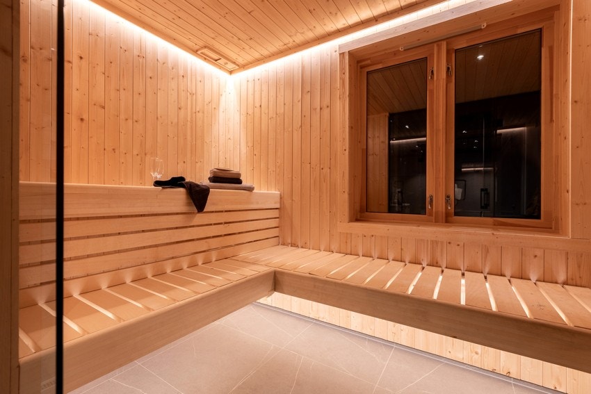 Elektrisk badstueovn som oppvarming og benker i to høyder Galleribilde