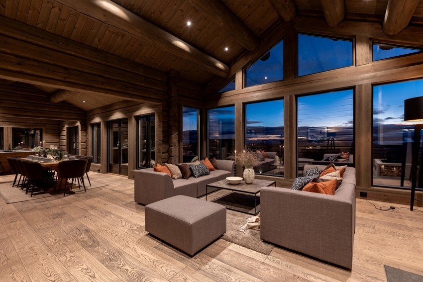 De store vindusflatene rammer inn den fantastiske panoramautsikten, og fra stuen har du utgang til en vestvendt terrasse hvor kveldssolen kan nytes til fulle Galleribilde