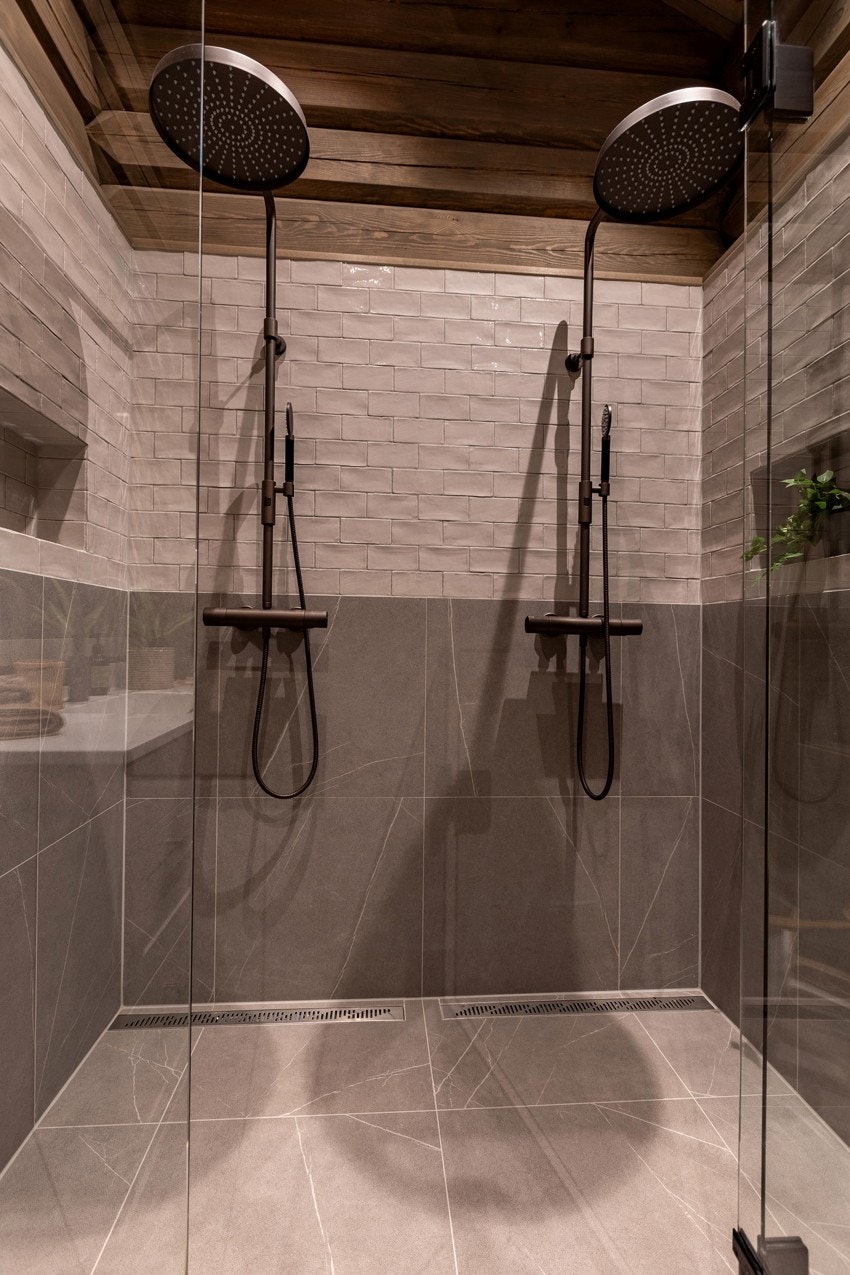 Romslig dusjnisje med to dusjarmaturer. Rommet har elektrisk styrt vifte. Galleribilde