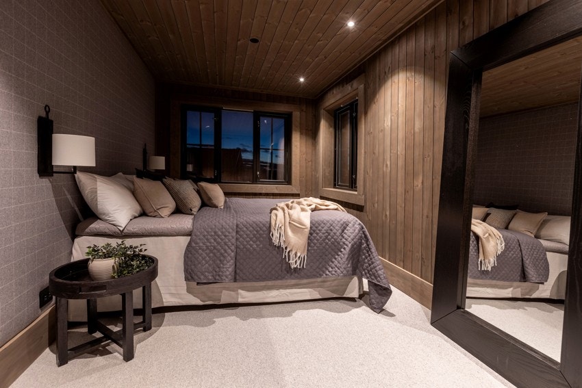 I underetasjen finner du tre soverom, alle med god plass til dobbeltseng og øvrig møblement Galleribilde