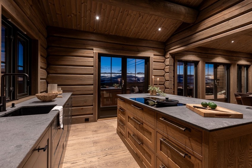 Kjøkkeninnredning med malte profilerte fronter og en elegant kjøkkenøy med eikefronter Galleribilde