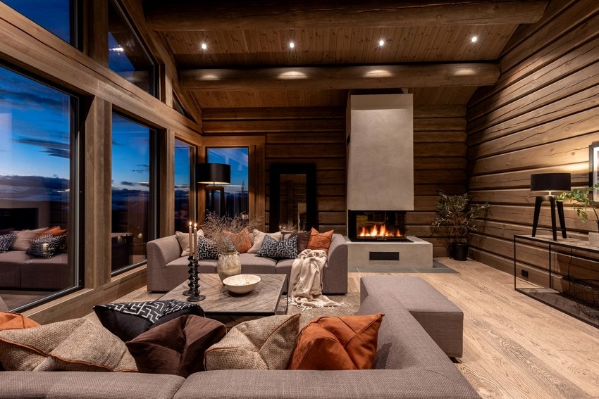 Midtpunktet er en stilren peis med glassinnsats som både sprer varme og skaper lun stemning Galleribilde