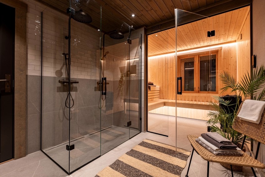 Badstuen ligger i tilknytning til bad/spa-rommet og har flislagt gulv, panelte vegger og dør i herdet glass Galleribilde