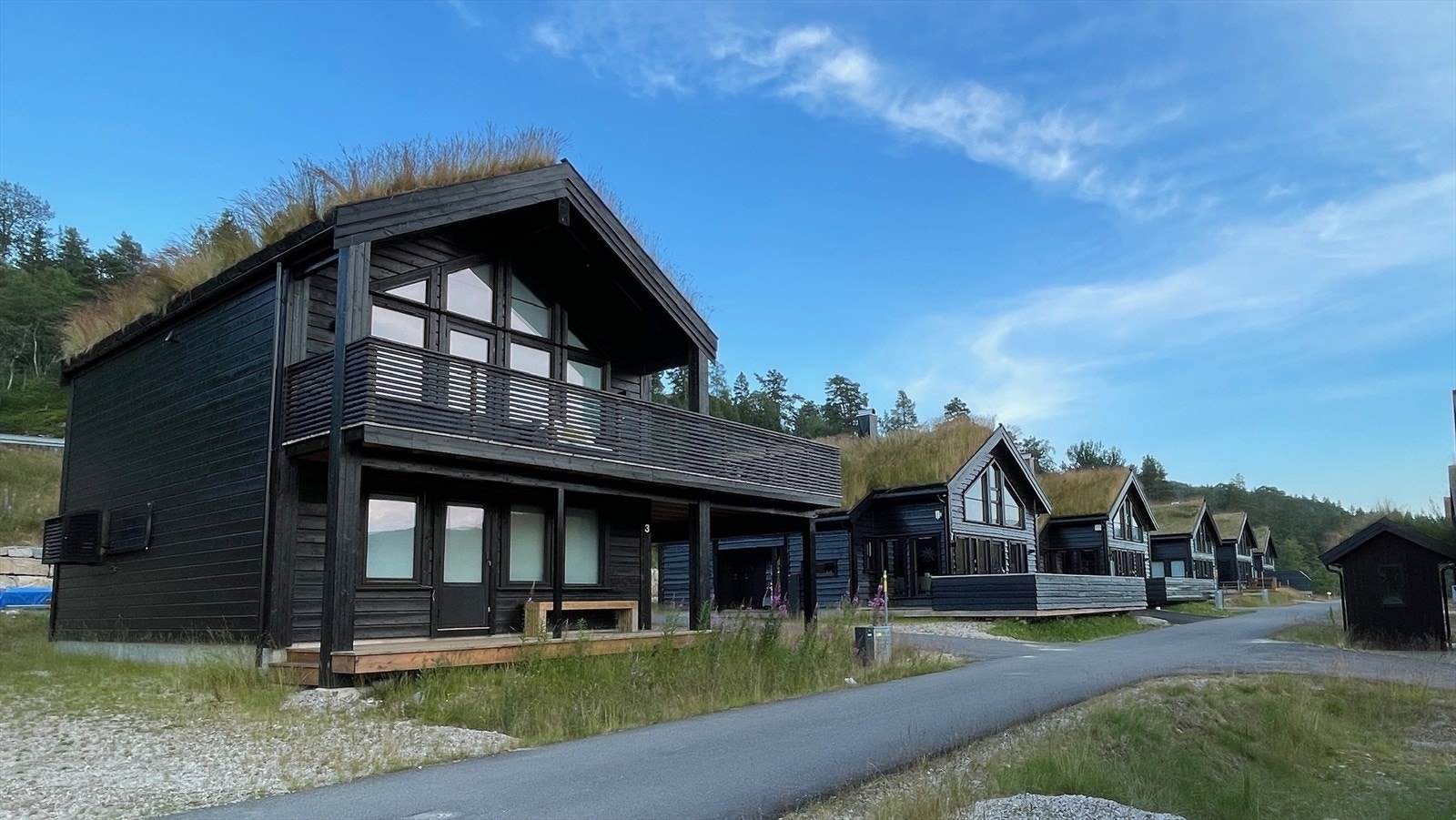 Det er 4 parkeringsplasser på eiendommen. 2 på hver side. Denne fritidsboligen kan brukes som familiehytte, firmahytta, eller utleieobjekt! Galleribilde