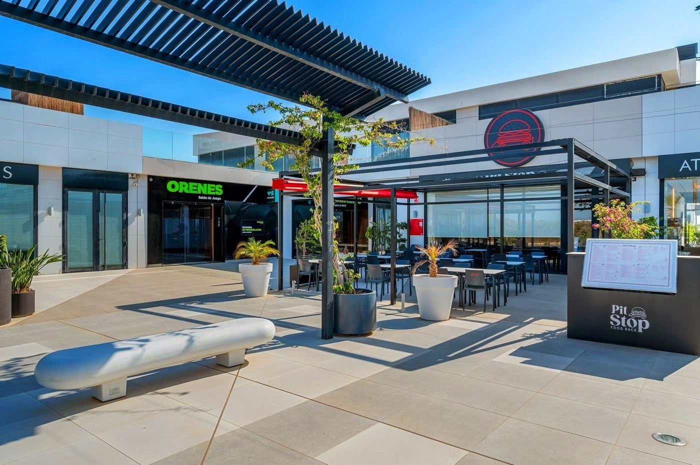 Kort spasertur til cafe og restauranter Galleribilde