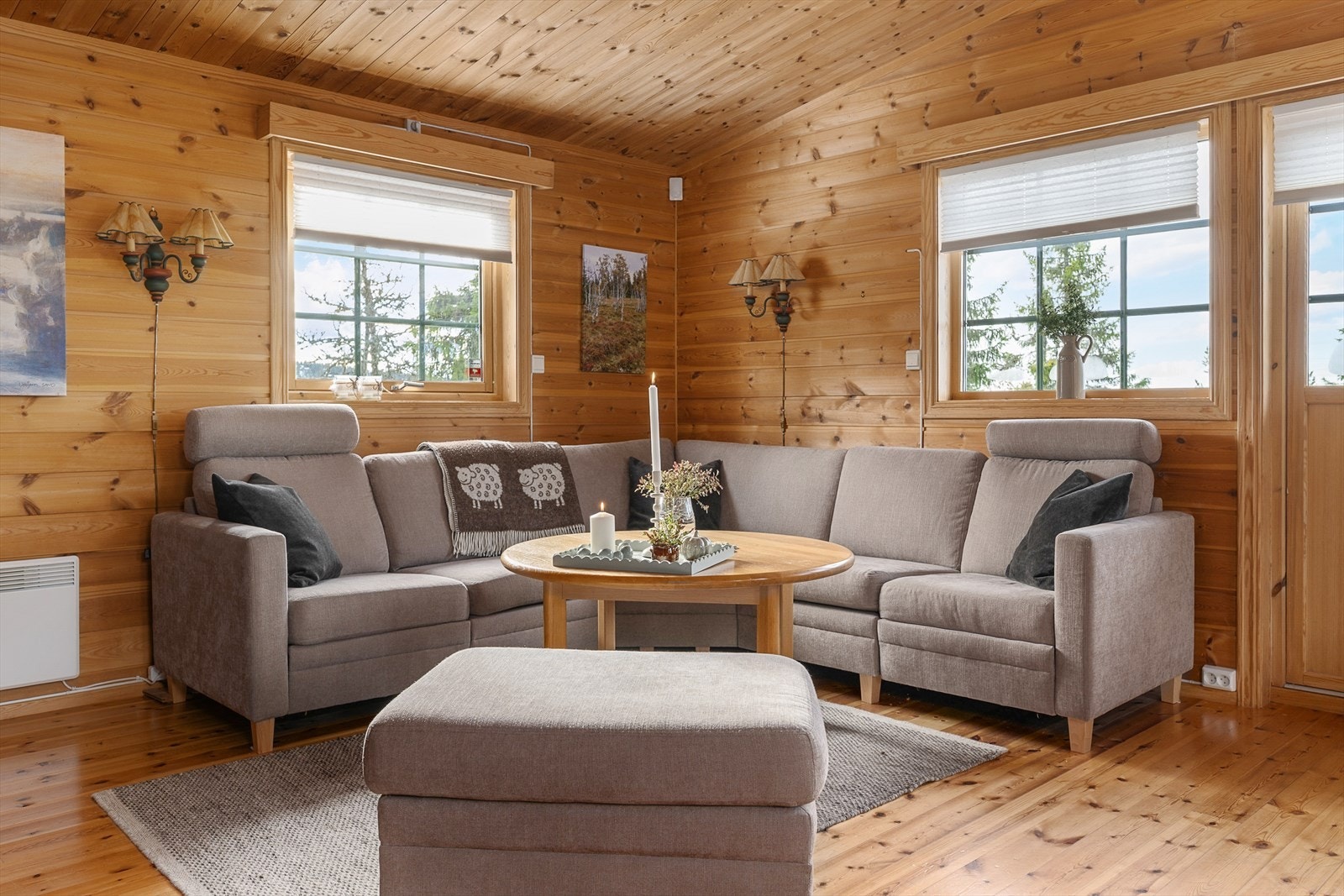 Det er en gjennomført og helhetlig stil i hytta der standard i all hovedsak er fra byggeår. Galleribilde