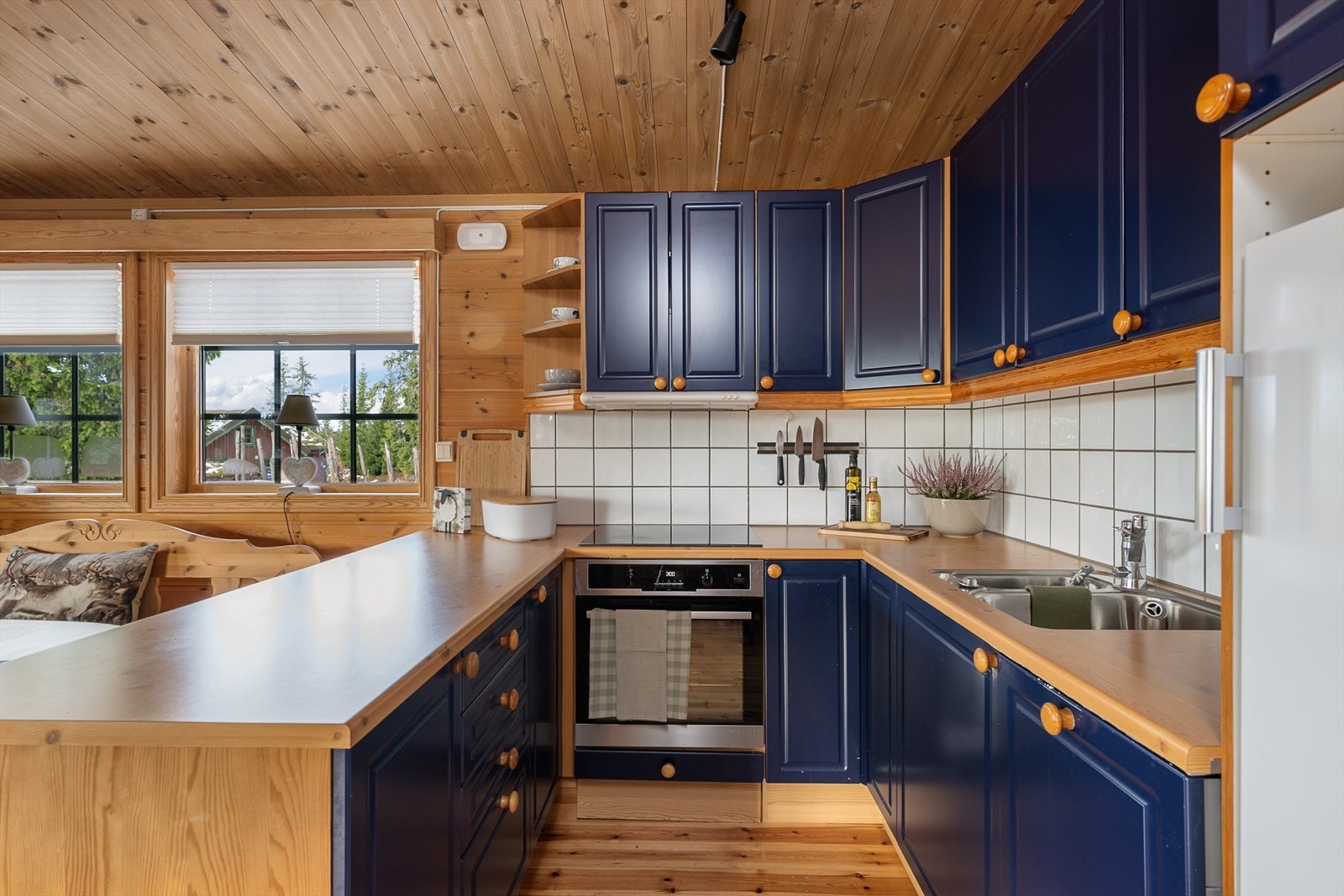 Kjøkkenet er innredet med profilerte fronter i en blåtone og har rikelig med både skap-og benkeplass. Galleribilde