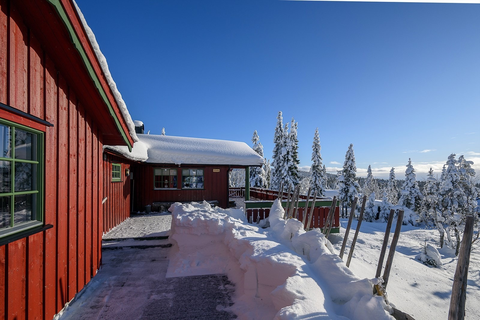 Utenfor stua er det også et lite overbygg over terrassen. Skjermer for vær og vind og øker bruksmulighetene. Galleribilde