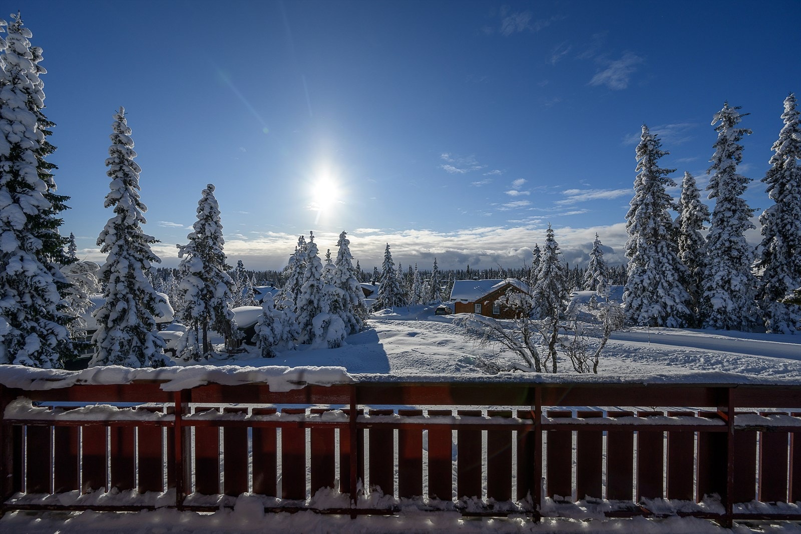 Utsyn fra terrassen. Hytta har en god intern beliggenhet. Fine solforhold. Galleribilde