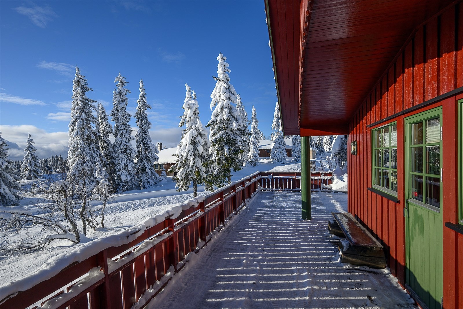 Den flotte og romslige uteplassen innbyr virkelig til å nyte utelivet i hytteveggen. Gode møbleringsmuligheter og du sitter skjermet for vær og vind. Galleribilde