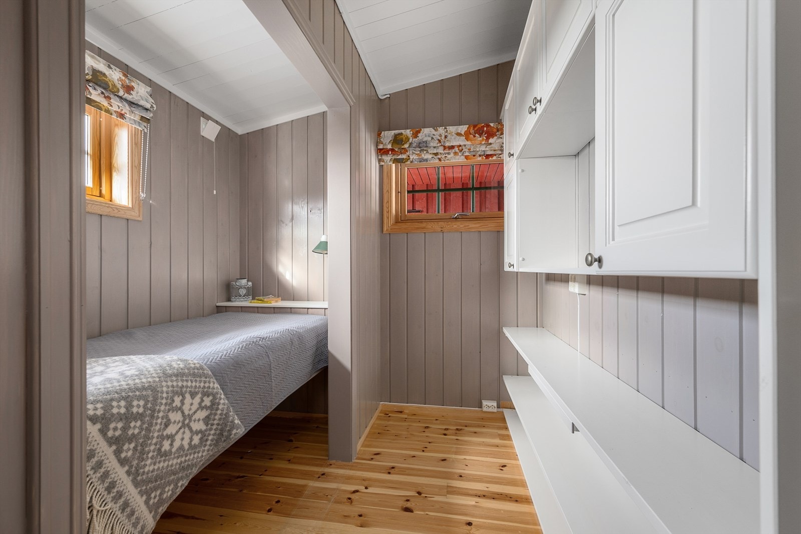 Rom som tidligere har vært bod er er innredet med plassbygd seng samt skap og hyller som gir oppbevaringsplass. Dett er ikke omsøkt. Galleribilde