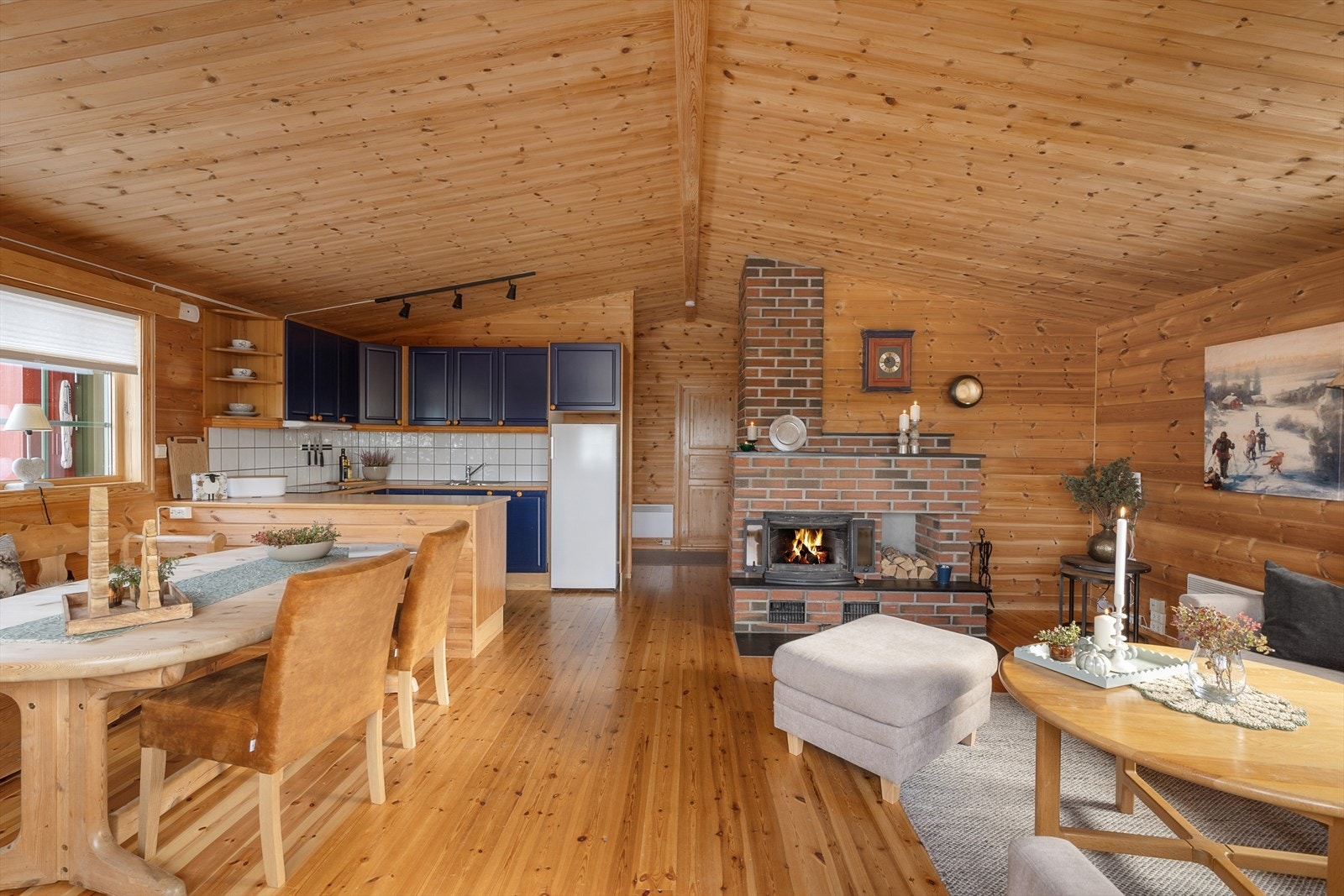 Hytta har for det meste panel på tak og vegger og tregulv. Galleribilde