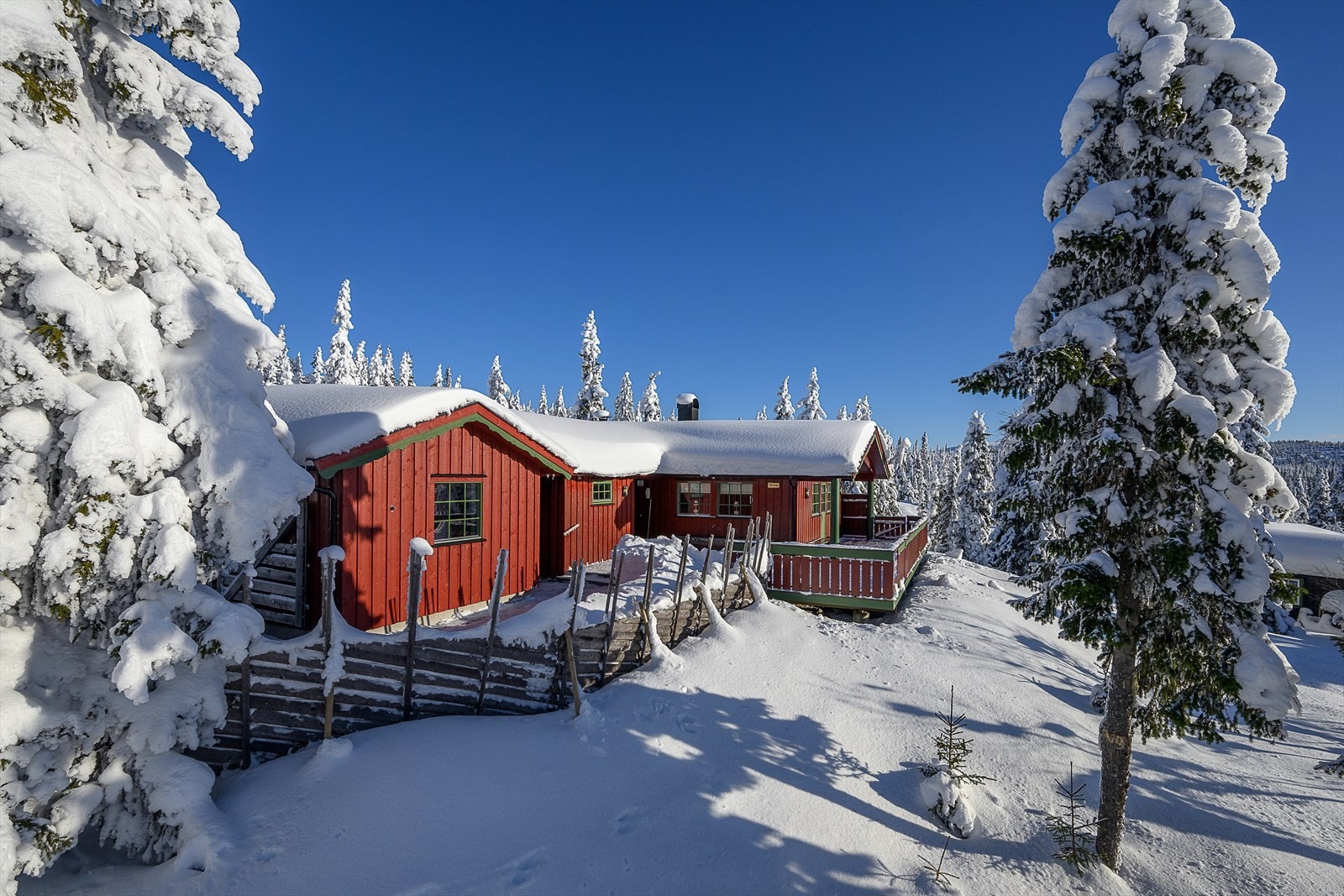 Eiendommen ligger fint til i terrenget med en god plassering i hyttefeltet. Den ligger langs en blindvei med forholdvis liten trafikk, noe som gjør området barnevennlig. Galleribilde